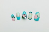 記念写真の撮影時に島崎遥香がつけていた左手のネイル。