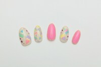 記念写真の撮影時に渡辺麻友がつけていた右手のネイル。