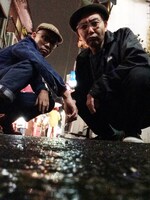 左から吉野寿、向井秀徳。