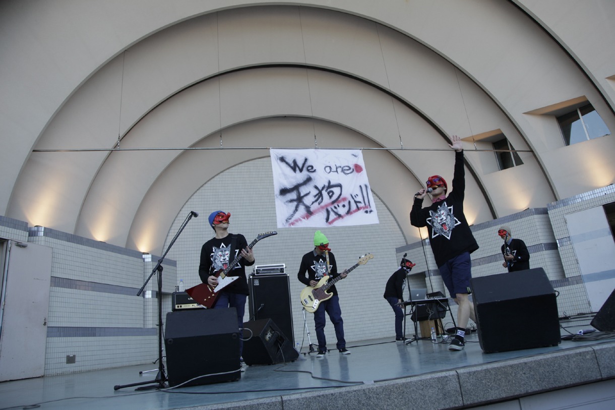 東京・代々木公園野外ステージで開催されたThis is Not a Businessのフリーライブの様子。