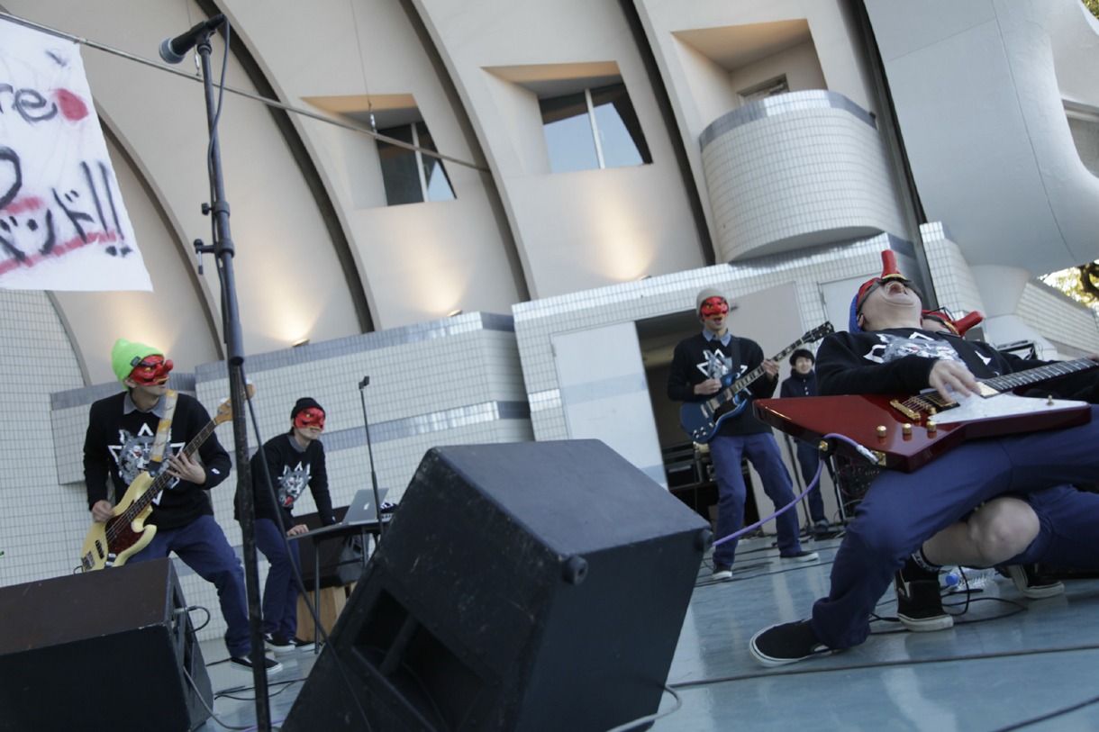 東京・代々木公園野外ステージで開催されたThis is Not a Businessのフリーライブの様子。