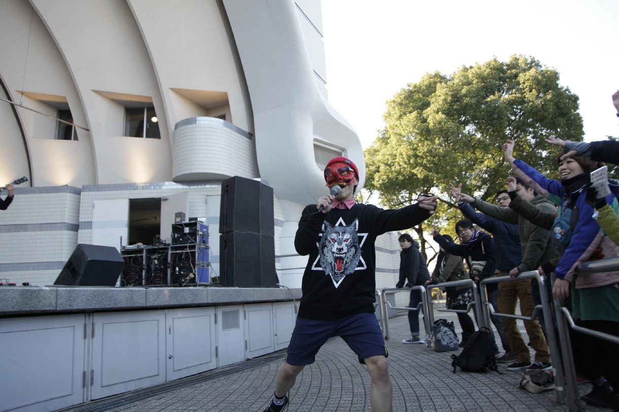 東京・代々木公園野外ステージで開催されたThis is Not a Businessのフリーライブの様子。
