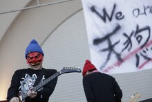 東京・代々木公園野外ステージで開催されたThis is Not a Businessのフリーライブの様子。