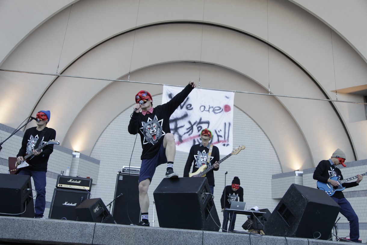 東京・代々木公園野外ステージで開催されたThis is Not a Businessのフリーライブの様子。