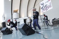 東京・代々木公園野外ステージで開催されたThis is Not a Businessのフリーライブの様子。