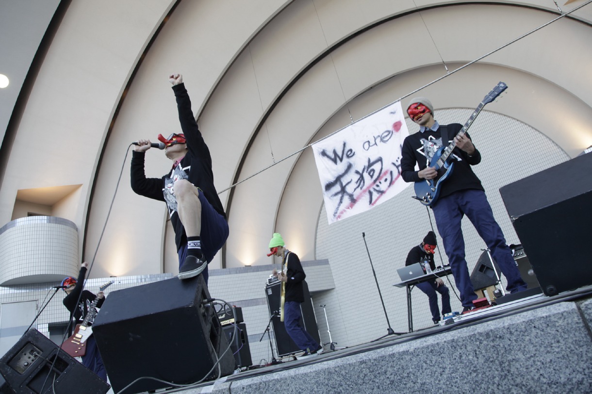 東京・代々木公園野外ステージで開催されたThis is Not a Businessのフリーライブの様子。