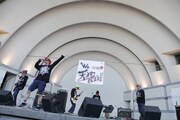 東京・代々木公園野外ステージで開催されたThis is Not a Businessのフリーライブの様子。