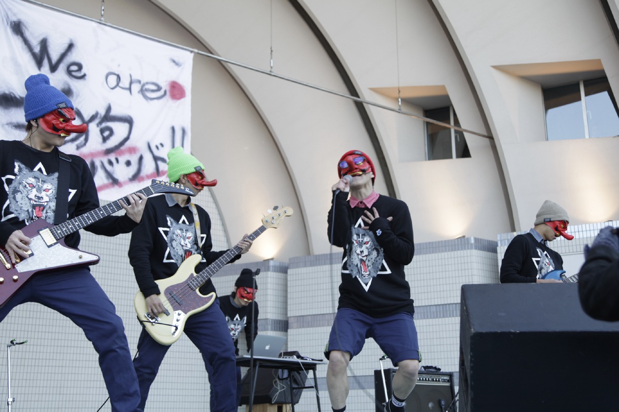 東京・代々木公園野外ステージで開催されたThis is Not a Businessのフリーライブの様子。