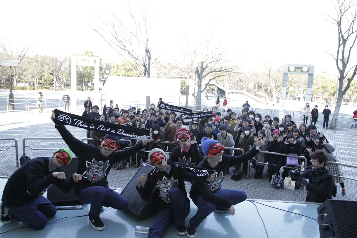 東京・代々木公園野外ステージで開催されたThis is Not a Businessのフリーライブの様子。
