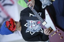 東京・代々木公園野外ステージで開催されたThis is Not a Businessのフリーライブの様子。