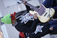 東京・代々木公園野外ステージで開催されたThis is Not a Businessのフリーライブの様子。