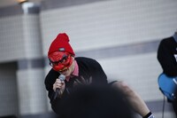 東京・代々木公園野外ステージで開催されたThis is Not a Businessのフリーライブの様子。