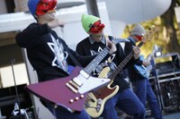 東京・代々木公園野外ステージで開催されたThis is Not a Businessのフリーライブの様子。