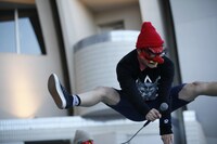 東京・代々木公園野外ステージで開催されたThis is Not a Businessのフリーライブの様子。