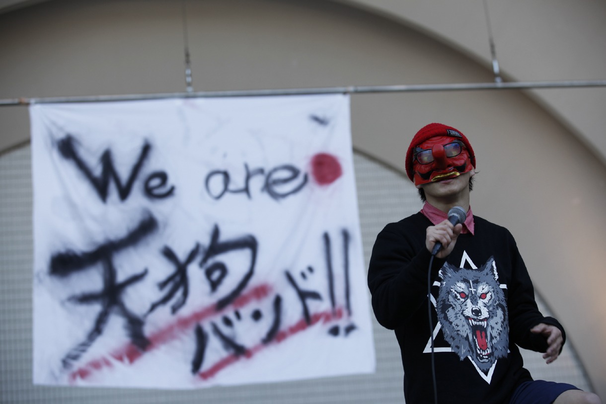 東京・代々木公園野外ステージで開催されたThis is Not a Businessのフリーライブの様子。