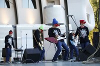 東京・代々木公園野外ステージで開催されたThis is Not a Businessのフリーライブの様子。