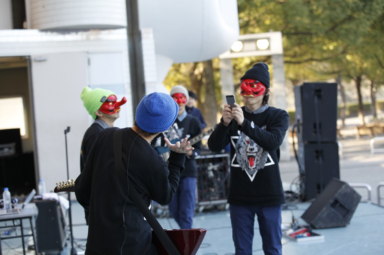 東京・代々木公園野外ステージで開催されたThis is Not a Businessのフリーライブの様子。