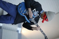 東京・代々木公園野外ステージで開催されたThis is Not a Businessのフリーライブの様子。