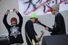 東京・代々木公園野外ステージで開催されたThis is Not a Businessのフリーライブの様子。