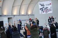 東京・代々木公園野外ステージで開催されたThis is Not a Businessのフリーライブの様子。