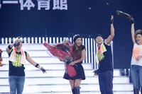 通算500回公演達成サプライズ演出を受けて驚きと喜びの表情を浮かべる安室奈美恵。