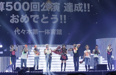 昨年12月7日の国立代々木競技場第一体育館公演で行われた、安室奈美恵の通算500回公演達成サプライズ演出の様子。