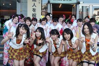 新成人と記念撮影をするベイビーレイズ。