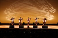 「渋谷区 新成人を祝う会」に登場したベイビーレイズ。