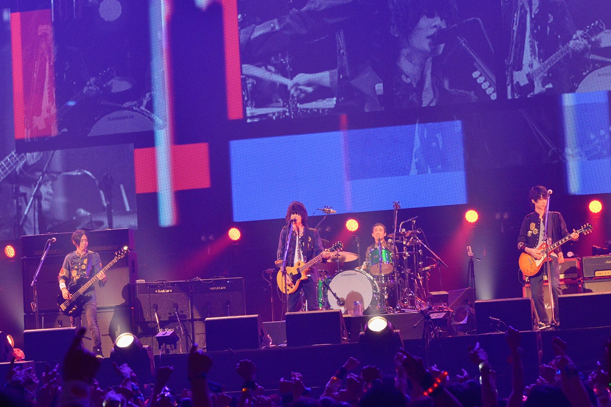 BUMP OF CHICKEN「BUMP OF CHICKEN 2013 TOUR "WILLPOLIS"」東京・日本武道館公演の様子。（撮影：古渓一道）