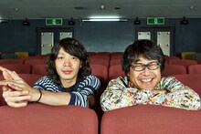 左から峯田和伸（銀杏BOYZ）、倉本美津留。