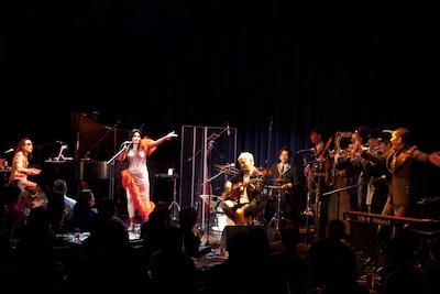 鬼束ちひろ & BILLYS SANDWITCHES「Heart Beat Tour 2014」大阪・Billboard Live OSAKA公演の様子。