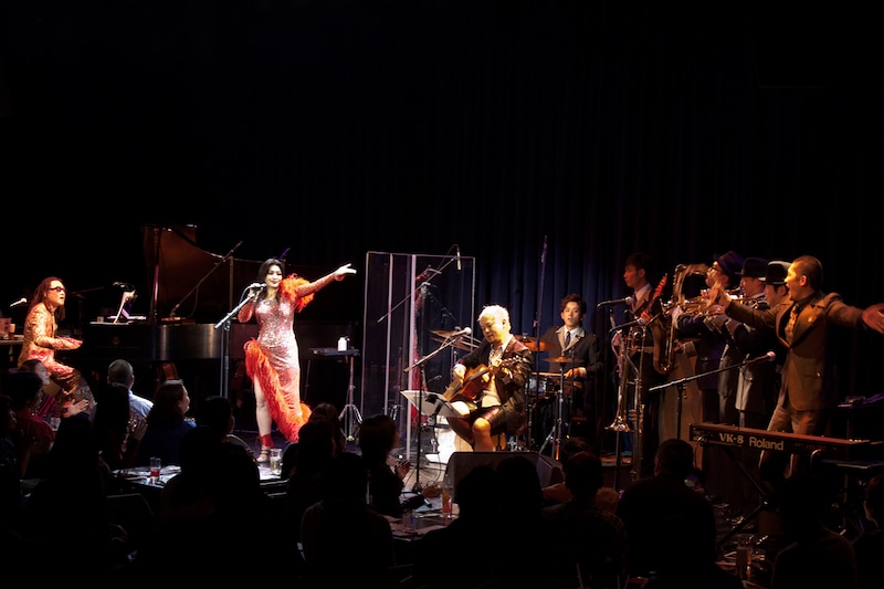 鬼束ちひろ & BILLYS SANDWITCHES「Heart Beat Tour 2014」大阪・Billboard Live OSAKA公演の様子。