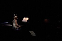 椎名林檎「椎名林檎十五周年 党大会 平成二十五年神山町大会」の様子。（撮影：荒井俊哉）