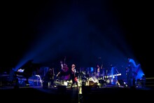 椎名林檎「椎名林檎十五周年 党大会 平成二十五年神山町大会」の様子。（撮影：荒井俊哉）