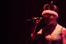 椎名林檎「椎名林檎十五周年 党大会 平成二十五年神山町大会」の様子。（撮影：荒井俊哉）