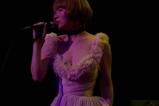 椎名林檎「椎名林檎十五周年 党大会 平成二十五年神山町大会」の様子。（撮影：荒井俊哉）