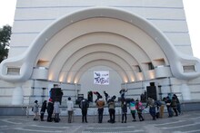 東京・代々木公園野外ステージで開催されたThis is Not a Businessのフリーライブの様子。