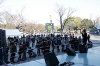 東京・代々木公園野外ステージで開催されたThis is Not a Businessのフリーライブの様子。
