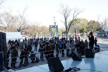 東京・代々木公園野外ステージで開催されたThis is Not a Businessのフリーライブの様子。