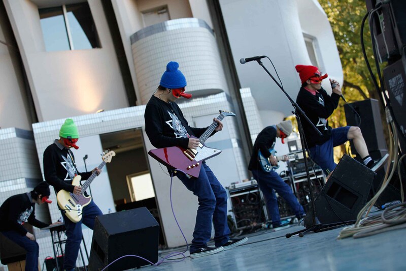 東京・代々木公園野外ステージで開催されたThis is Not a Businessのフリーライブの様子。