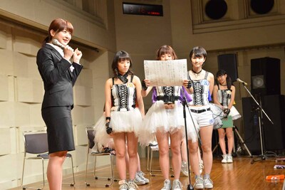 アップアップガールズ（仮）「森咲樹成人式スペシャル」の様子。