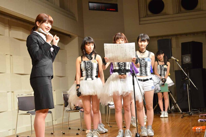 アップアップガールズ（仮）「森咲樹成人式スペシャル」の様子。