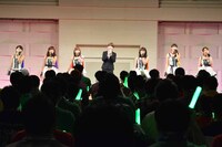 「Dateline」歌唱の様子。