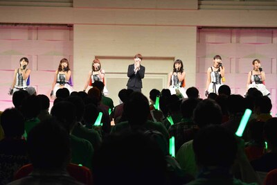 「Dateline」歌唱の様子。