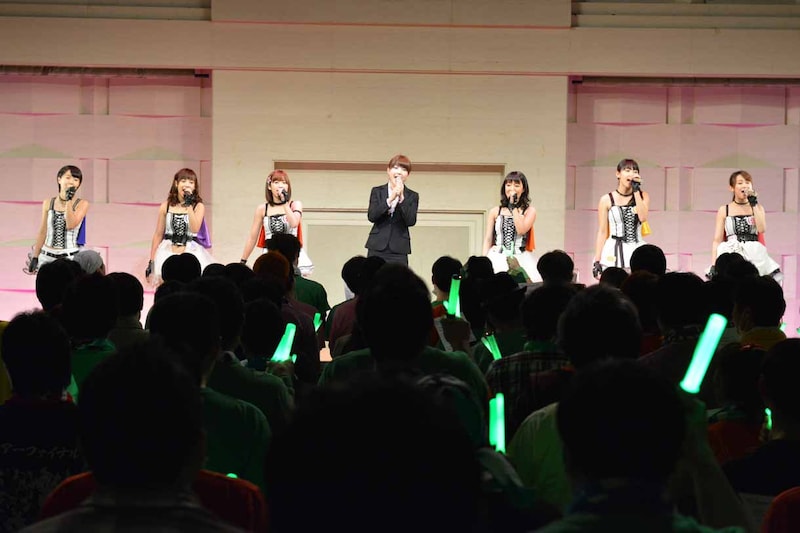 「Dateline」歌唱の様子。