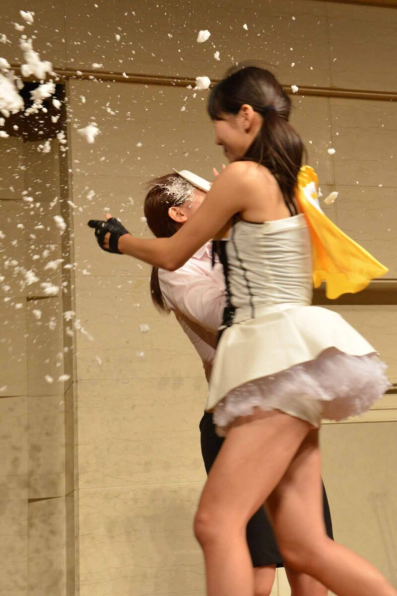 佐保明梨からパイを食らう森咲樹。