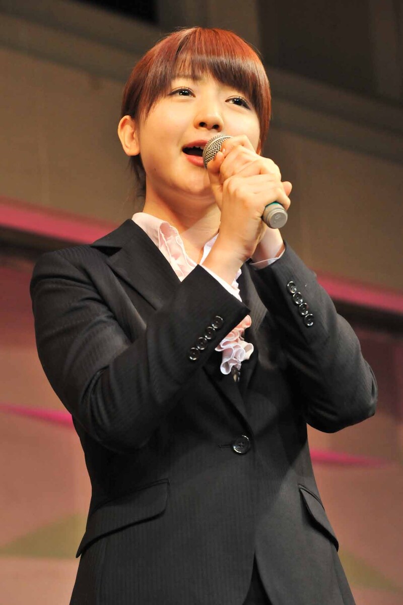 スーツ姿の森咲樹。