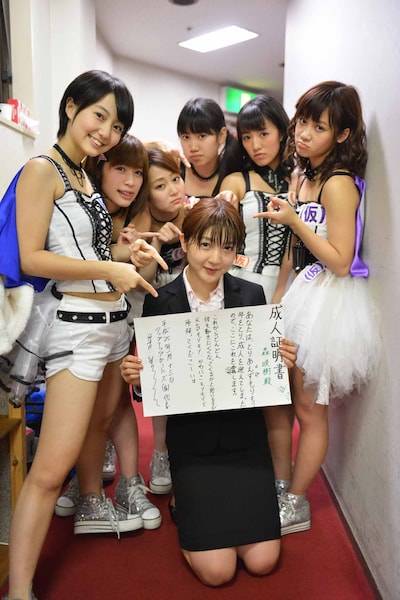 森咲樹を中心に記念撮影するアップアップガールズ（仮）メンバー。