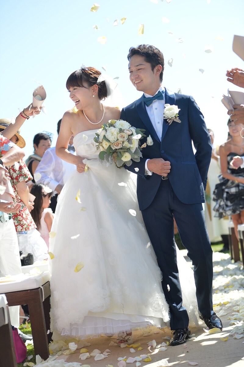 保田圭と小崎陽一の挙式の様子。