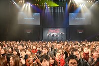 観客が持っている「コカ・コーラ ゼロ」やグラス、マドラーを使ってCMの音楽「LIQUID BEAT」を実演する様子。